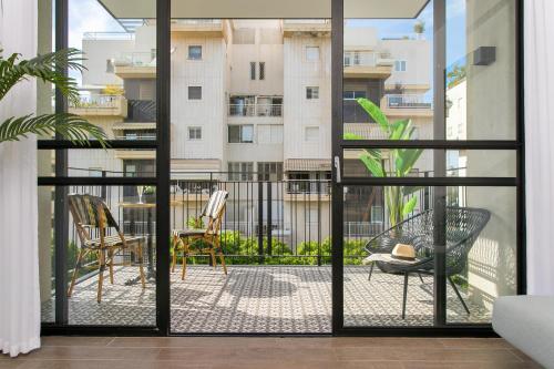 - un balcon avec vue sur un bâtiment dans l'établissement Mr. Brooklyn - By TLV2GO, à Tel Aviv
