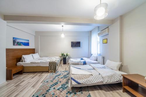 イスタンブールにあるCarina Apart Hotelのベッド2台とソファが備わる客室です。