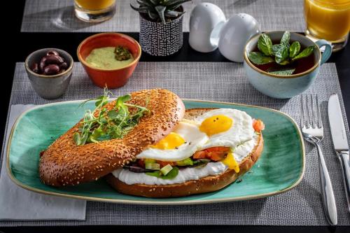 Makanan di atau berdekatan hotel