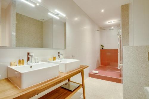 bagno con lavandino bianco e doccia di Sweet Inn - Turenne a Parigi
