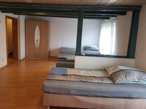 two beds sitting in a room with a window at LMI Haus & Urlaub Monteurwohnungen 2 in Münsingen