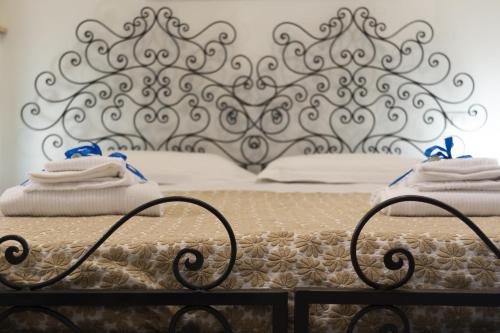 uma cama com uma cama preta e branca e toalhas em Affittacamere del Golfo e delle 5 Terre em La Spezia