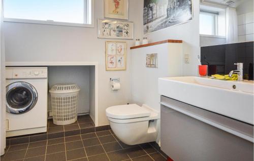Salle de bains dans l'établissement Nice Home In Esbjerg V With Wifi