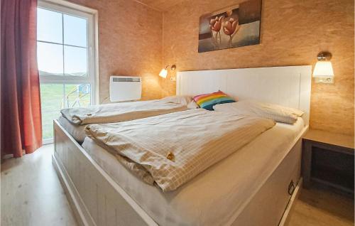 1 dormitorio con 2 camas y ventana en Lovely Home In Olbernhau With Wifi, en Pfaffroda