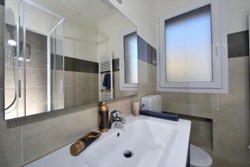 een badkamer met een wastafel en een spiegel bij Casa Calari 2 in Casa Calari