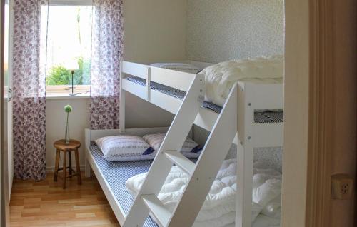 a room with two bunk beds and a window at Amazing Home In Öxabäck in Öxabäck