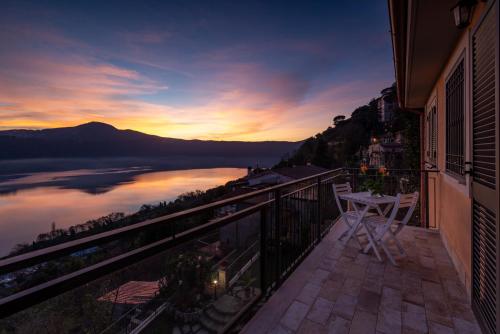 a balcony with a table and a view of a lake at Il bianconido in Castel Gandolfo