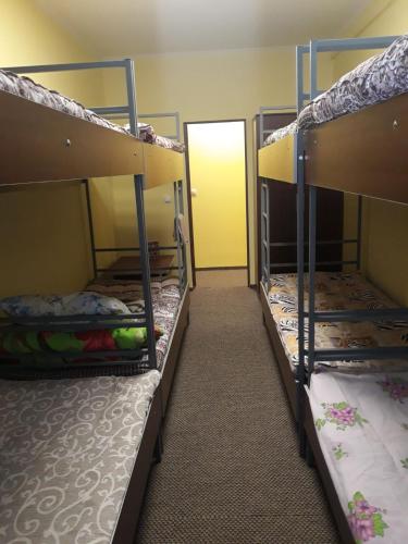 2 Etagenbetten in einem Zimmer mit Tür in der Unterkunft Хостел АС Рахів in Rachiw