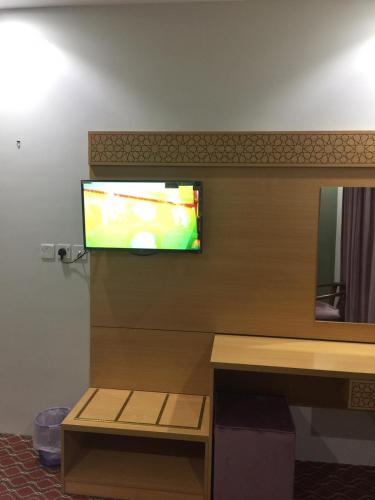 TV a/nebo společenská místnost v ubytování Kol Alayam Hotel