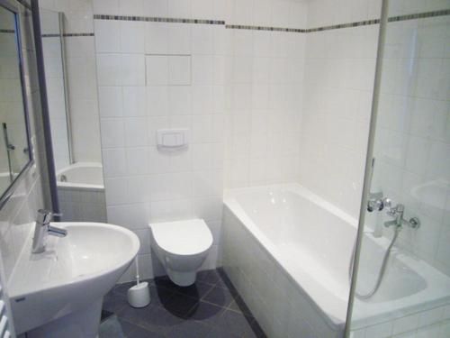 ein Badezimmer mit Toilette, Badewanne und Waschbecken in der Unterkunft Villa Quisisana in Ahlbeck