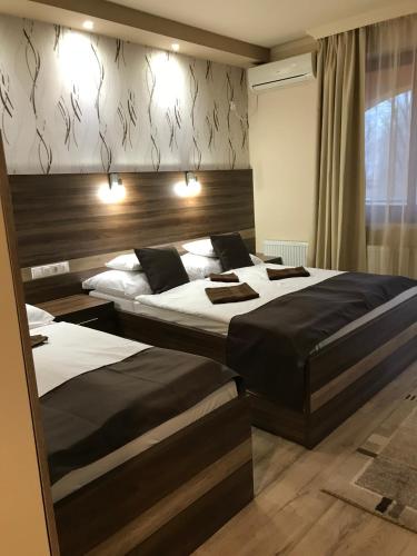 Llit o llits en una habitació de Royal Hotel