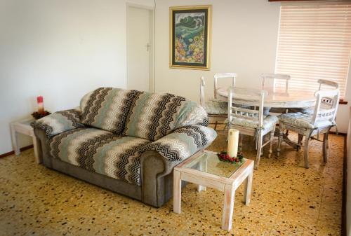 バリートにあるKedros@Ballitoのソファとテーブルのあるリビングルーム