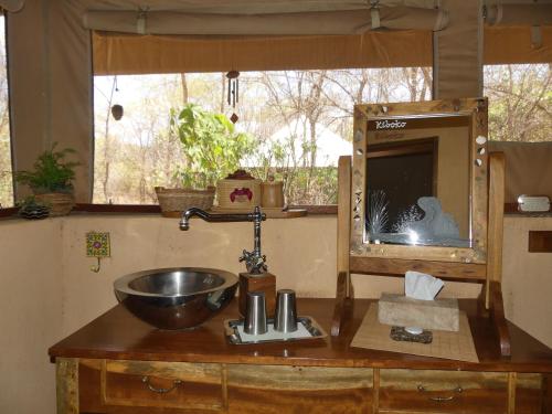 חדר רחצה ב-Ikweta Safari Camp