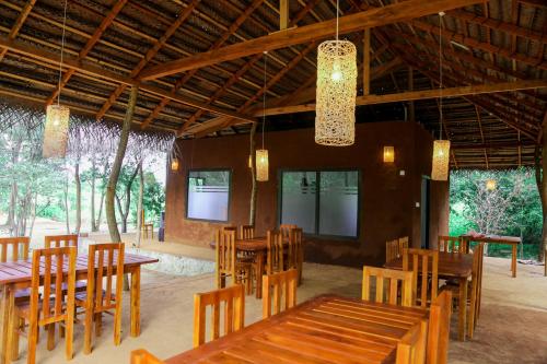 Um restaurante ou outro lugar para comer em Sky Forest