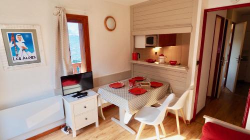 Habitación pequeña con mesa y cocina en station valfréjus chavière, en Modane