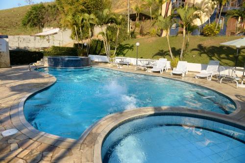 una grande piscina con acqua blu in un resort di Hotel Porto dos Milagres a Aparecida