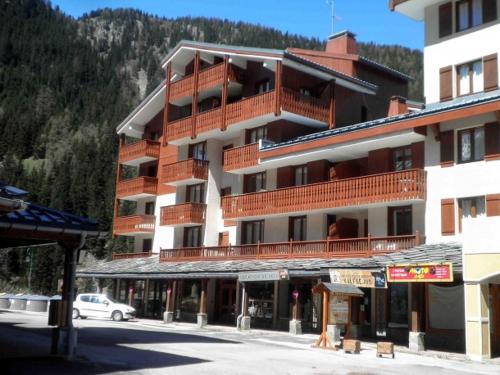 un gran edificio con balcones en el lateral de una calle en station valfréjus chavière, en Modane