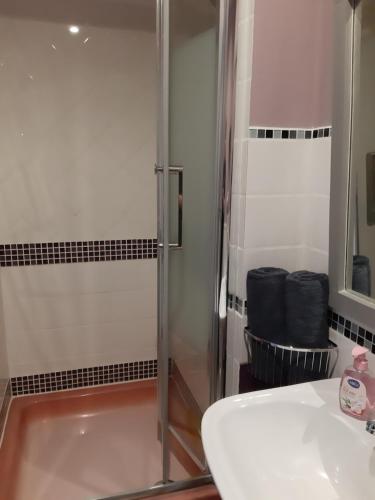 Bilik mandi di Chambre D'Hôtes avec petit Déjeuner