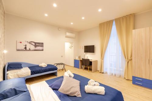 a hotel room with two beds and a desk at Toledo Rose in Naples