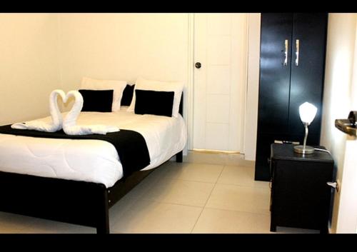 Un dormitorio con una cama con dos cisnes. en Hostal Universal Huaraz, en Huaraz