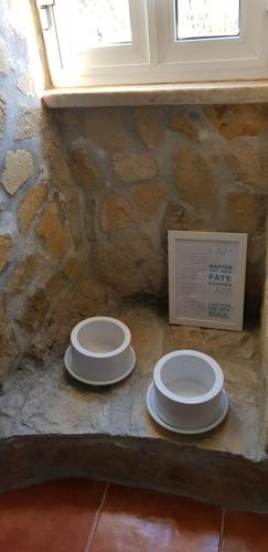 two stacks of plates sitting on a stone wall at AL - HaoleGuestHouse in Sobral de Monte Agraço