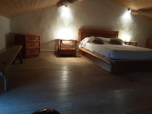 - une chambre avec un lit, une table de nuit et des lumières dans l'établissement La Galerne, à Montpellier-de-Médillan