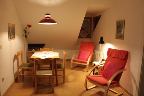 ein Esszimmer mit einem Tisch und Stühlen in der Unterkunft Haus Linda in Bärnkopf