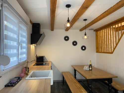 - une cuisine avec un évier et une table en bois dans l'établissement Gîte Magnolia Châtenois ALSACE, à Châtenois