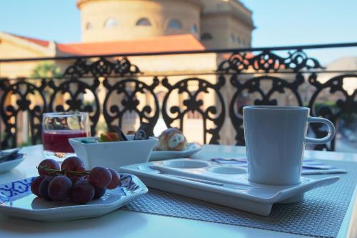 un tavolo con piatti e una tazza di caffè di Palco Noir! a Palermo