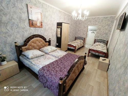 クラースナヤ・ポリャーナにあるApartment u Gorki Gorodaのベッドルーム1室(ベッド2台、シャンデリア付)
