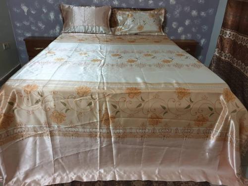 巴馬科的住宿－IMMEUBLE KCF，一张带白色床单的床,上面有鲜花