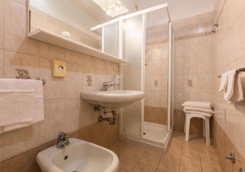 bagno con lavandino e doccia di Hotel Atlas a Rimini
