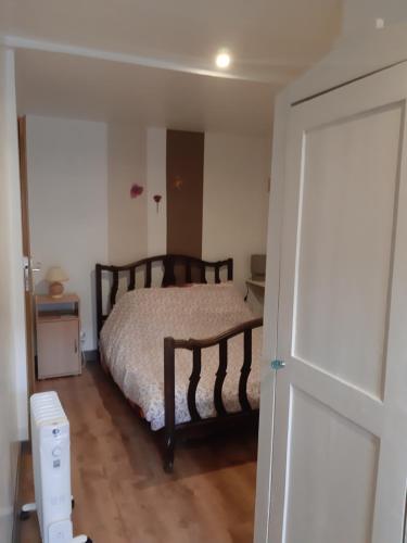 une chambre avec un lit et une porte donnant sur une pièce dans l'établissement Chambre d'Hôtes avec Petit Déjeuner, à Remilly-les-Pothées