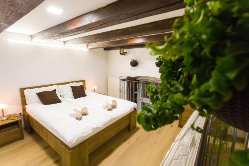 een slaapkamer met een bed met schoenen erop bij Sweet getaway loft - new, central & parking in Ljubljana