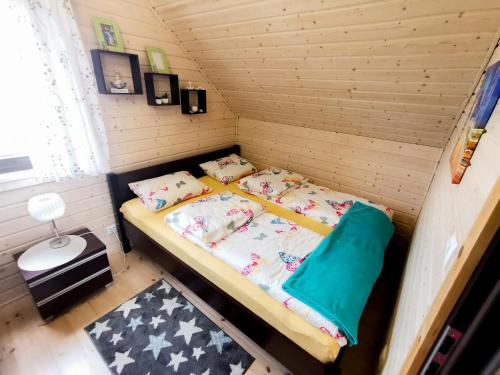 トシェンサチにあるDomki Zaciszeの小さなベッドルーム(ベッド1台付)