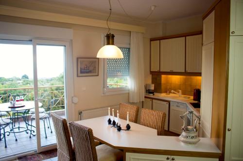 una cucina con tavolo e sedie e una sala da pranzo di Luxurious Apartment With Sea & Mountain View a Litóchoron