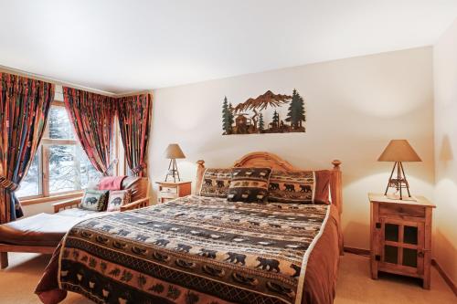 Säng eller sängar i ett rum på Ski Run Condominiums #108