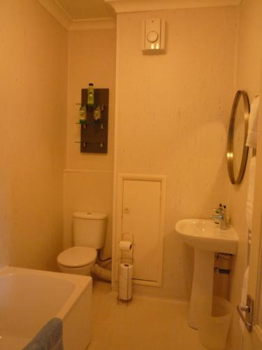 La salle de bains est pourvue de toilettes et d'un lavabo. dans l'établissement Paragon Serviced Apartments, à Cheltenham