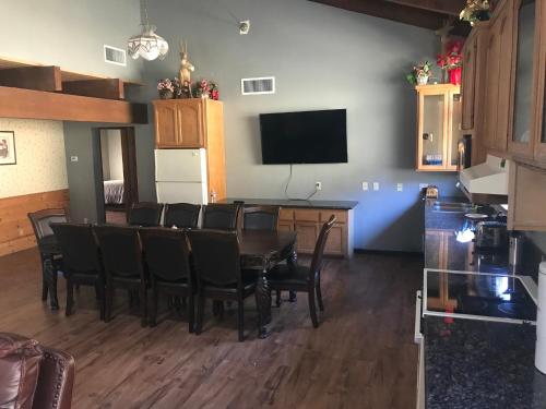 a dining room with a table and chairs at Mountain Trail Lodge and Vacation Rentals in Oakhurst