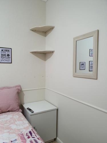 1 dormitorio con 1 cama, ventana y estanterías en Hospedagem Domiciliar - Ótima localização em Piedade en Recife