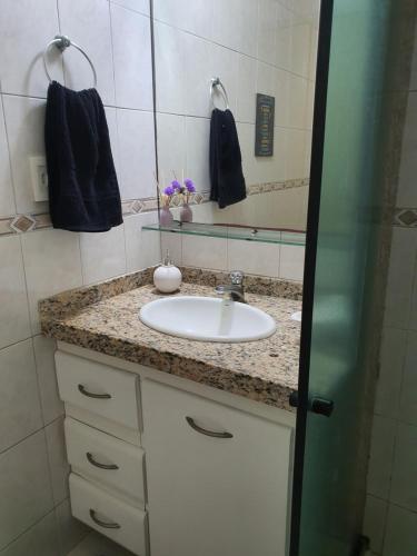 W łazience znajduje się umywalka i lustro. w obiekcie Hospedagem Domiciliar - Ótima localização em Piedade w mieście Recife