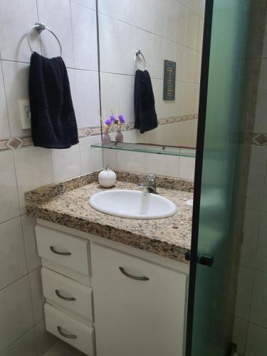 a bathroom with a sink and a mirror at Hospedagem Domiciliar - Ótima localização em Piedade in Recife