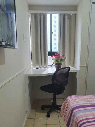 uma secretária com uma cadeira num quarto com uma janela em Hospedagem Domiciliar - Ótima localização em Piedade em Recife