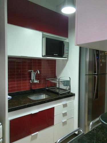 cocina con fregadero y microondas en Hospedagem Domiciliar - Ótima localização em Piedade en Recife