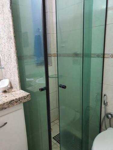 勒西菲的住宿－Hospedagem Domiciliar - Ótima localização em Piedade，浴室设有玻璃门淋浴
