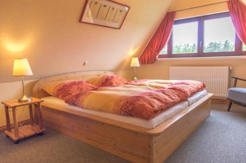 1 dormitorio con 1 cama grande en una habitación en Üs bliir Hues, en Westerland