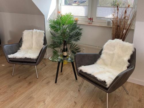 Ruang duduk di Ferienwohnung Tine mit Balkon, Fahrrädern und Strandkorb im Sommer