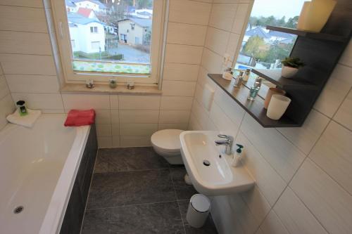 Bilik mandi di Ferienwohnung Tine mit Balkon, Fahrrädern und Strandkorb im Sommer