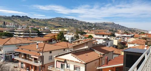 a view of a city with houses and mountains at La Lanterna in Silvi Marina