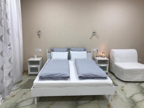 - une chambre avec 2 lits et 2 tables de chevet dans l'établissement Soba Lilly, à Palić